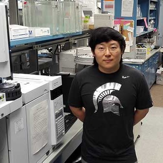Zhi-Yan Du in the lab