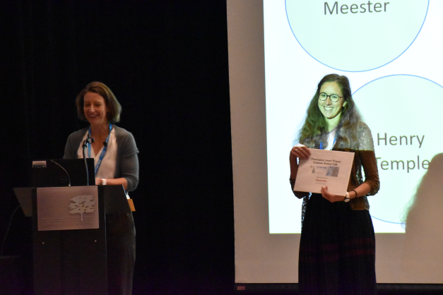 Federica Brandizzi awards a graduate student on best research talk